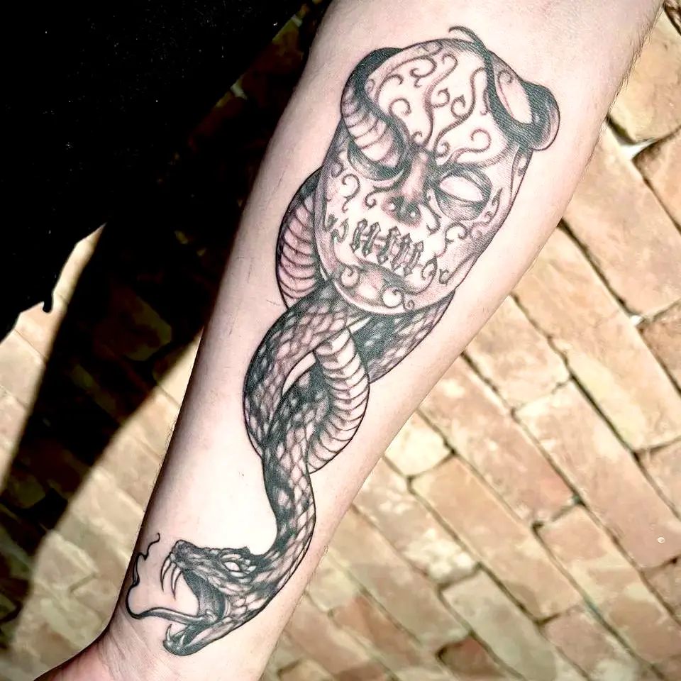 Tatuaje terrorífico de un mortífago con tinta negra