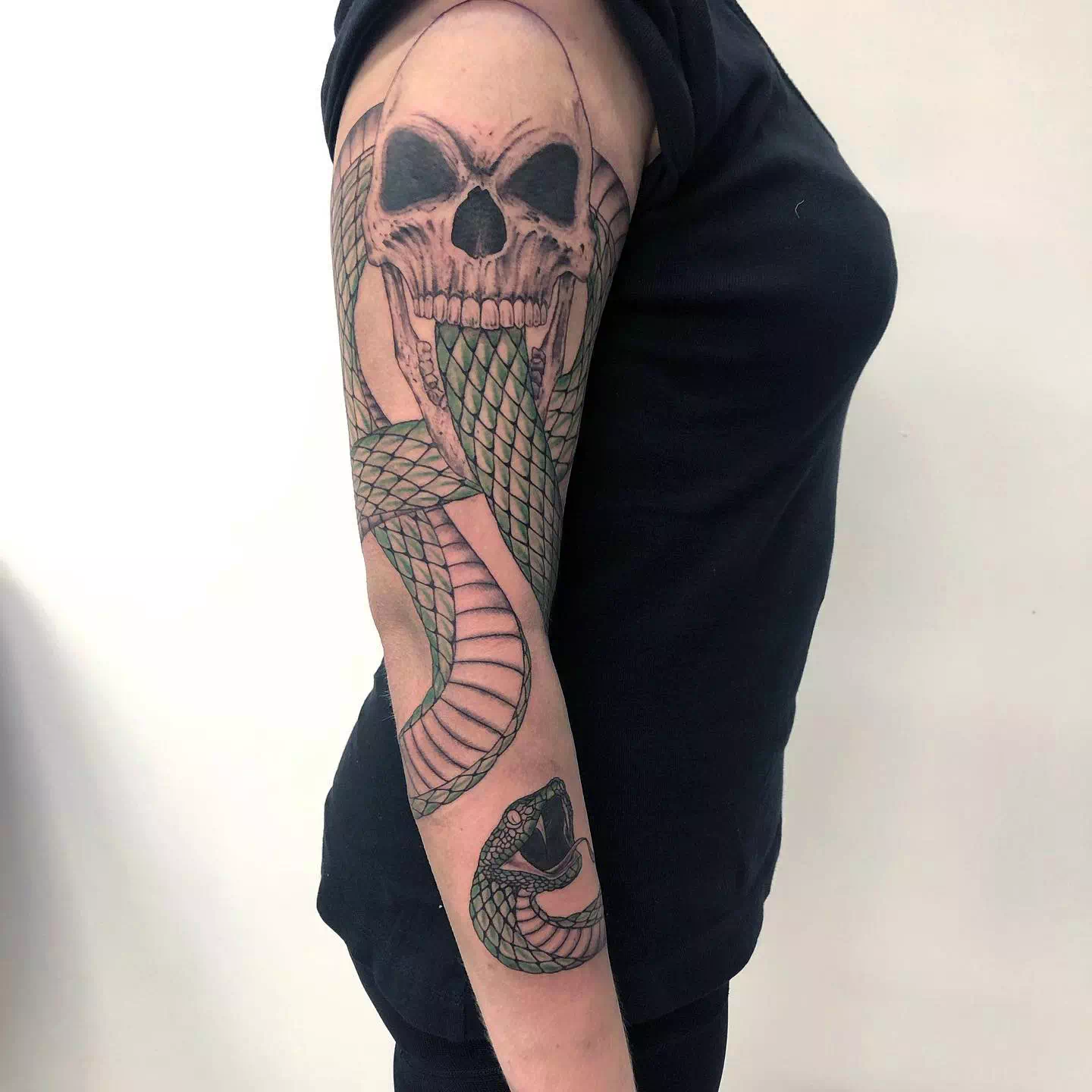 Tatuaje de un mortífago en el hombro