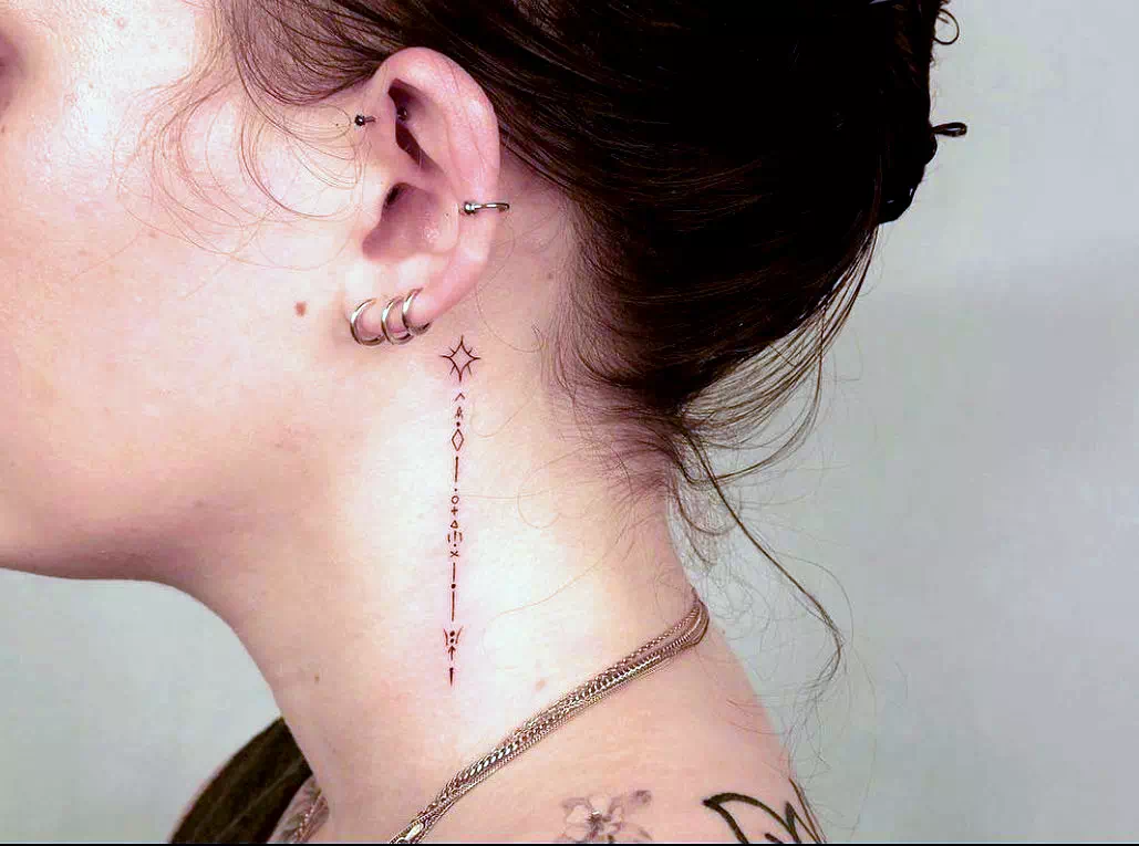 Tatuaje lateral cuello 2