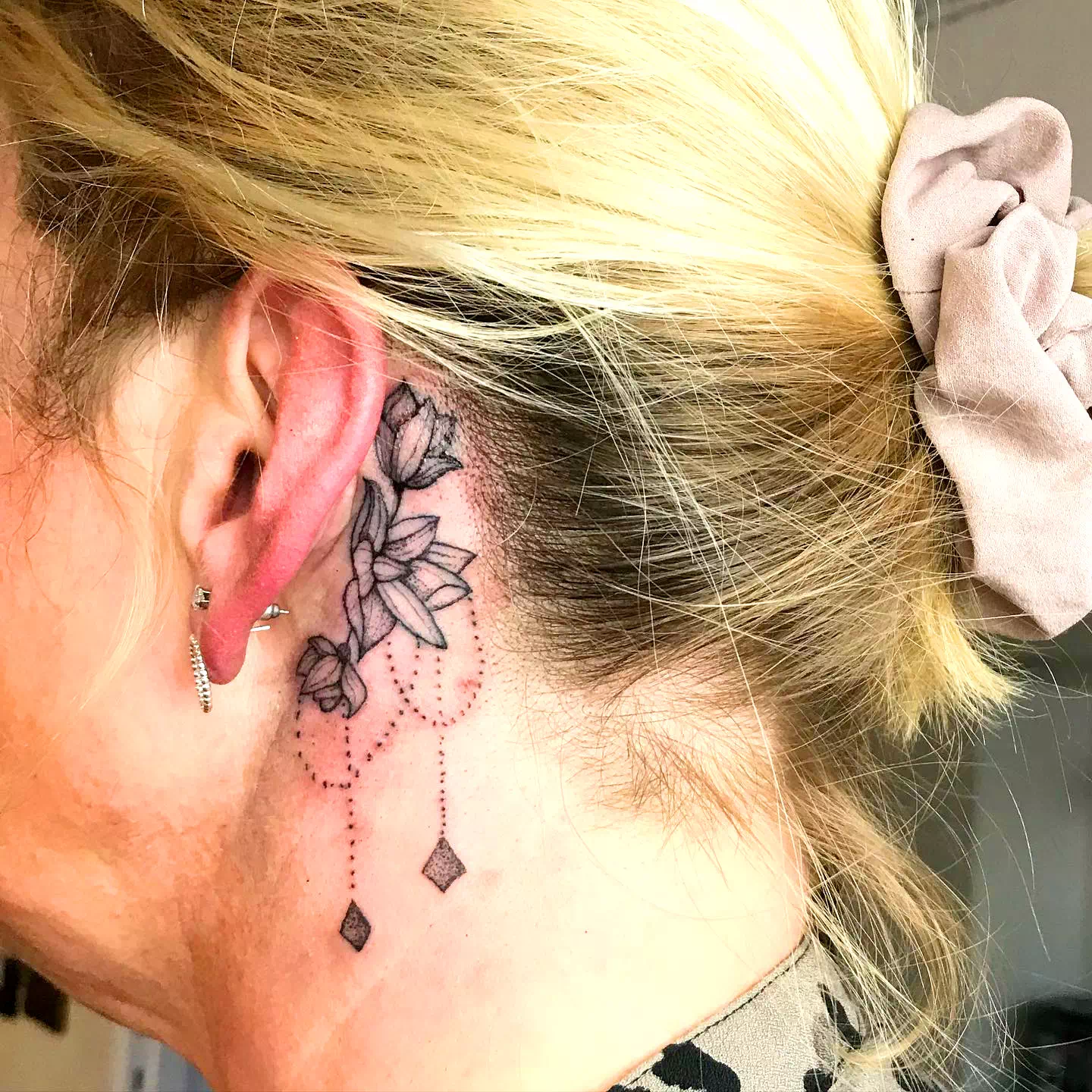 Tatuaje lateral en el cuello 3