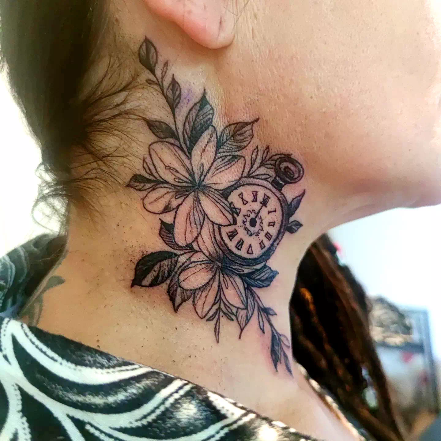 Tatuaje lateral en el cuello 5