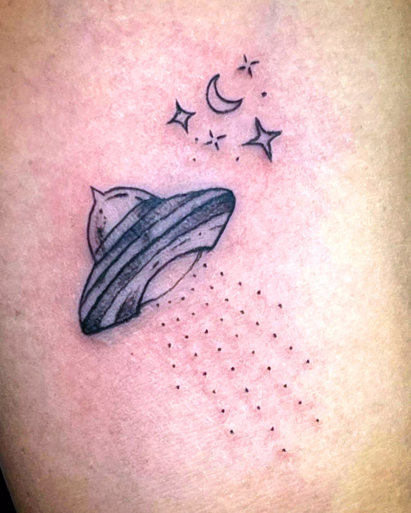 Tatuaje simple de una nave espacial 1