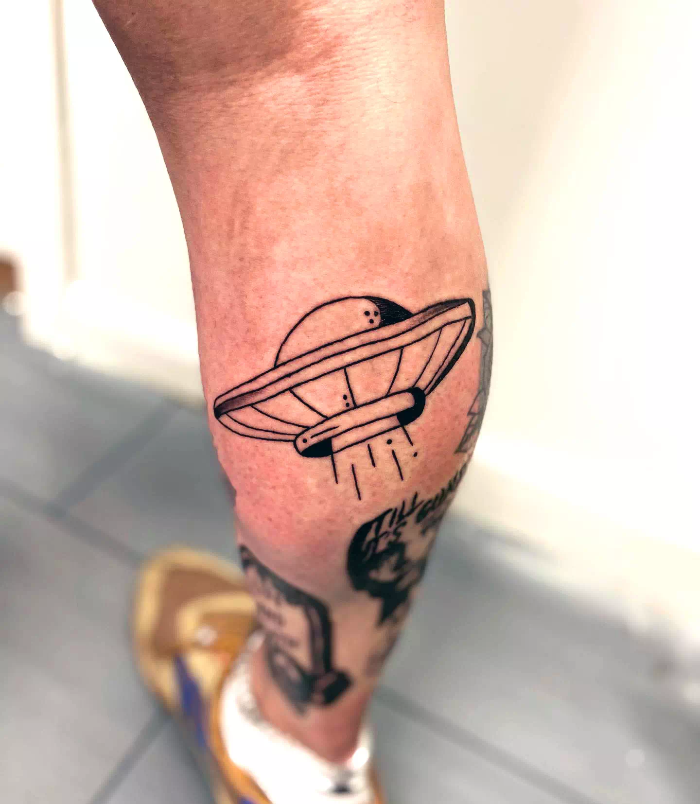 Tatuaje simple de una nave espacial 2
