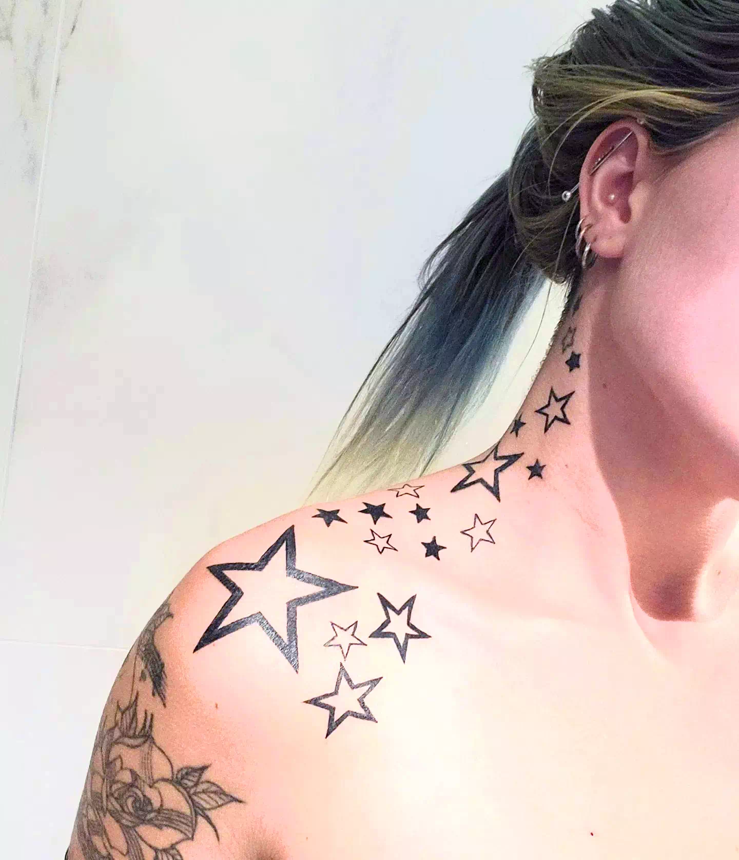 Tatuaje de estrella en el cuello 2