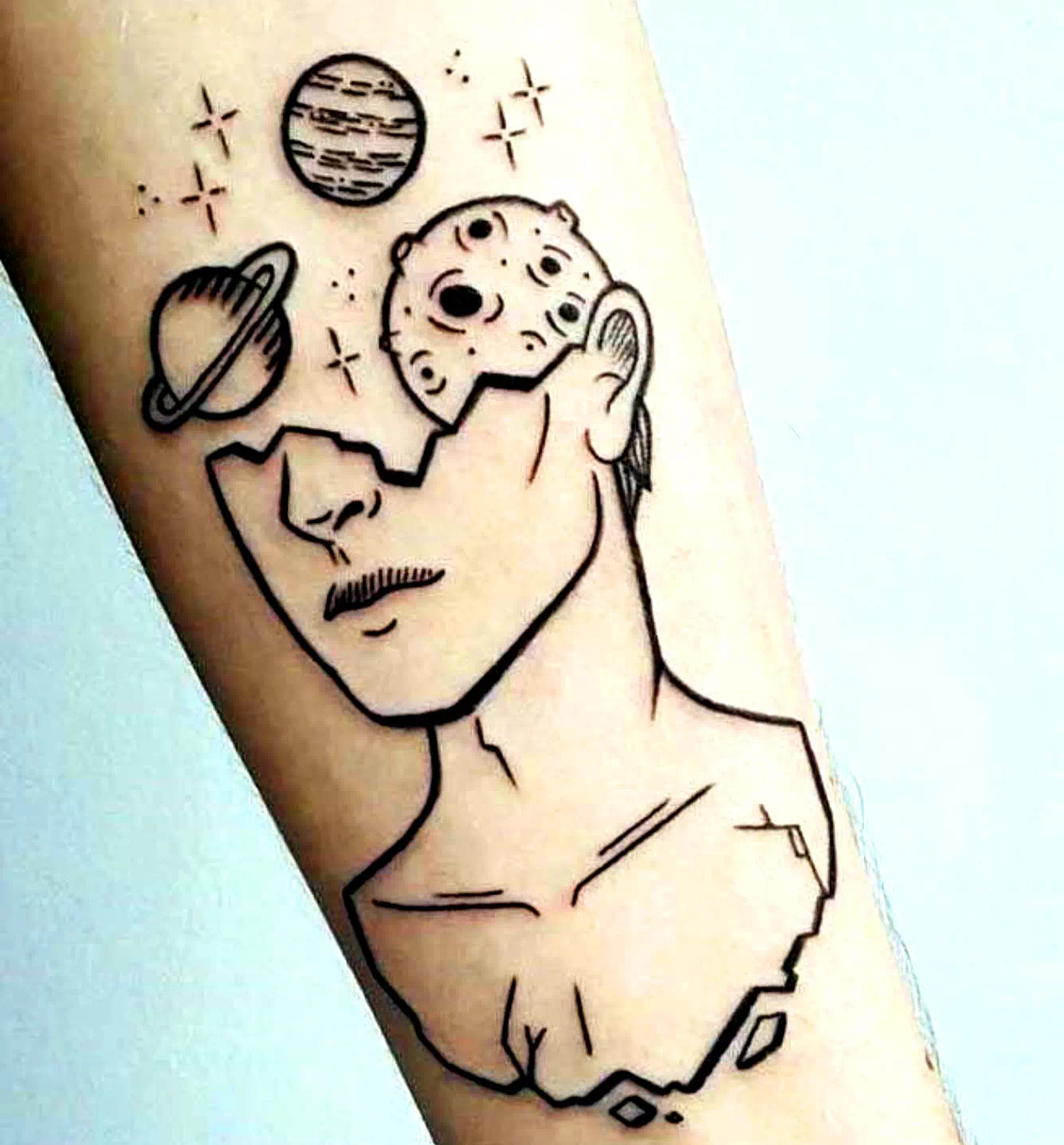 Sonne und Mond Hand in Hand Tattoo 1