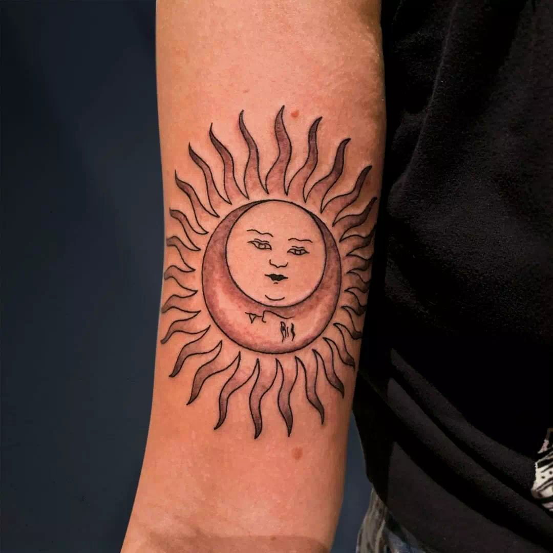 Diseño de tatuaje Sol y Luna entrelazados 1