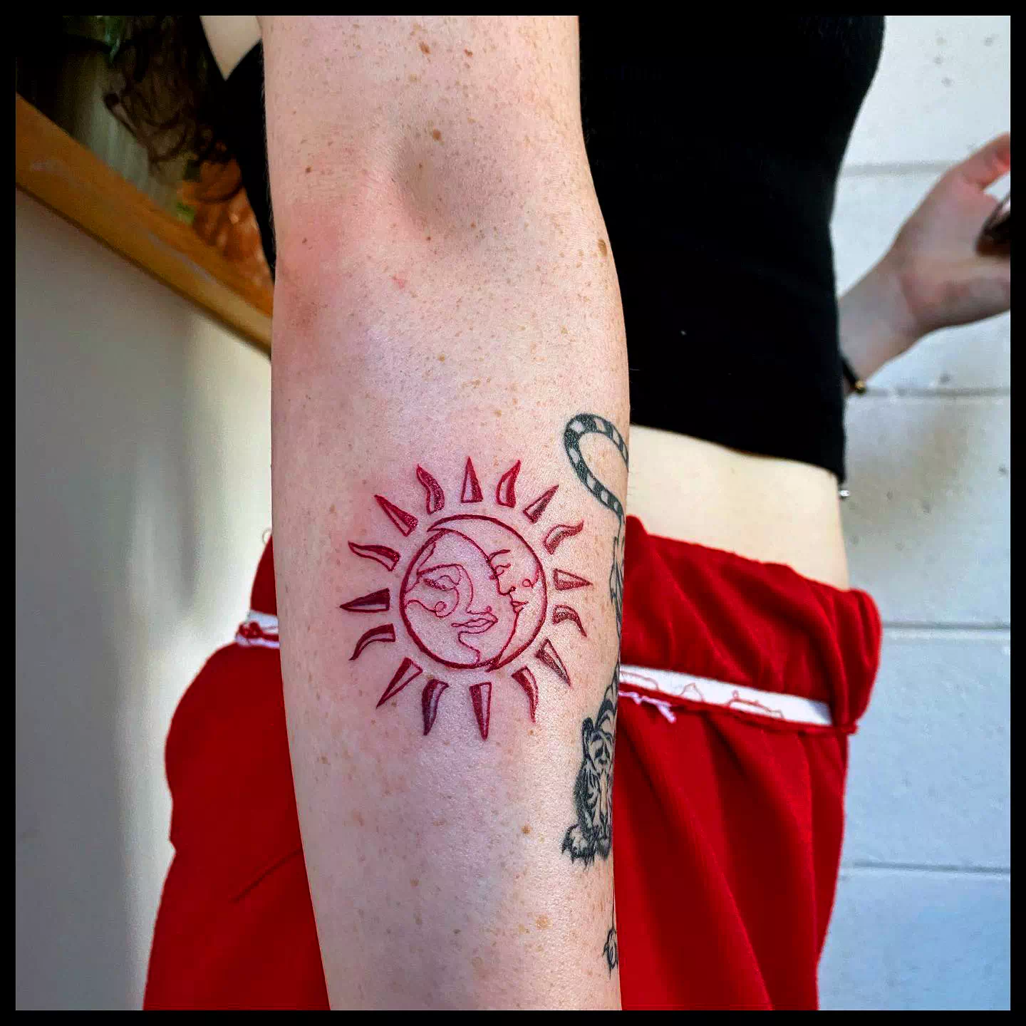 Sonne und Mond ineinander verschlungenes Tattoo Design 4
