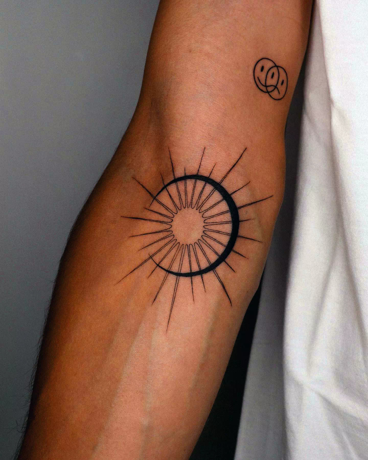 Sonne und Mond ineinander verschlungenes Tattoo Design 5
