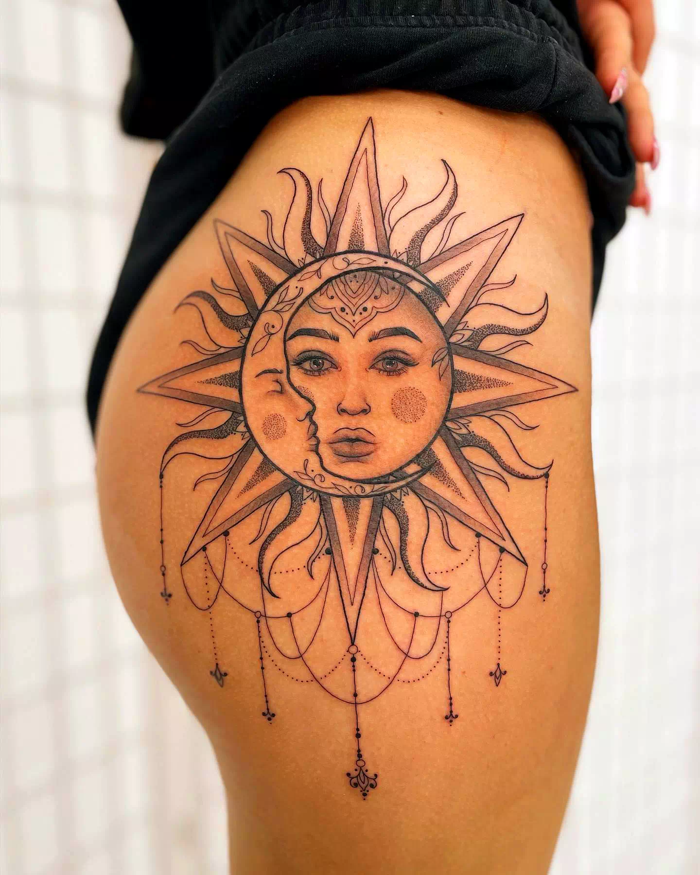 Diseño de tatuaje de sol y luna con caras 1