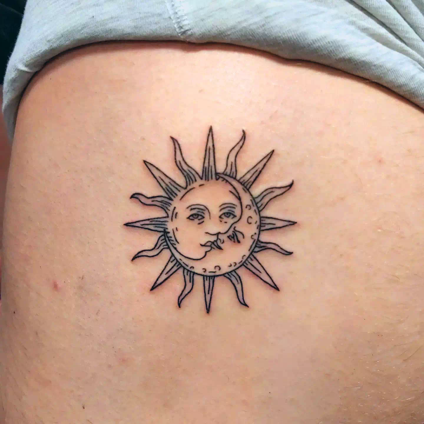 Diseño de tatuaje de sol y luna con caras 4