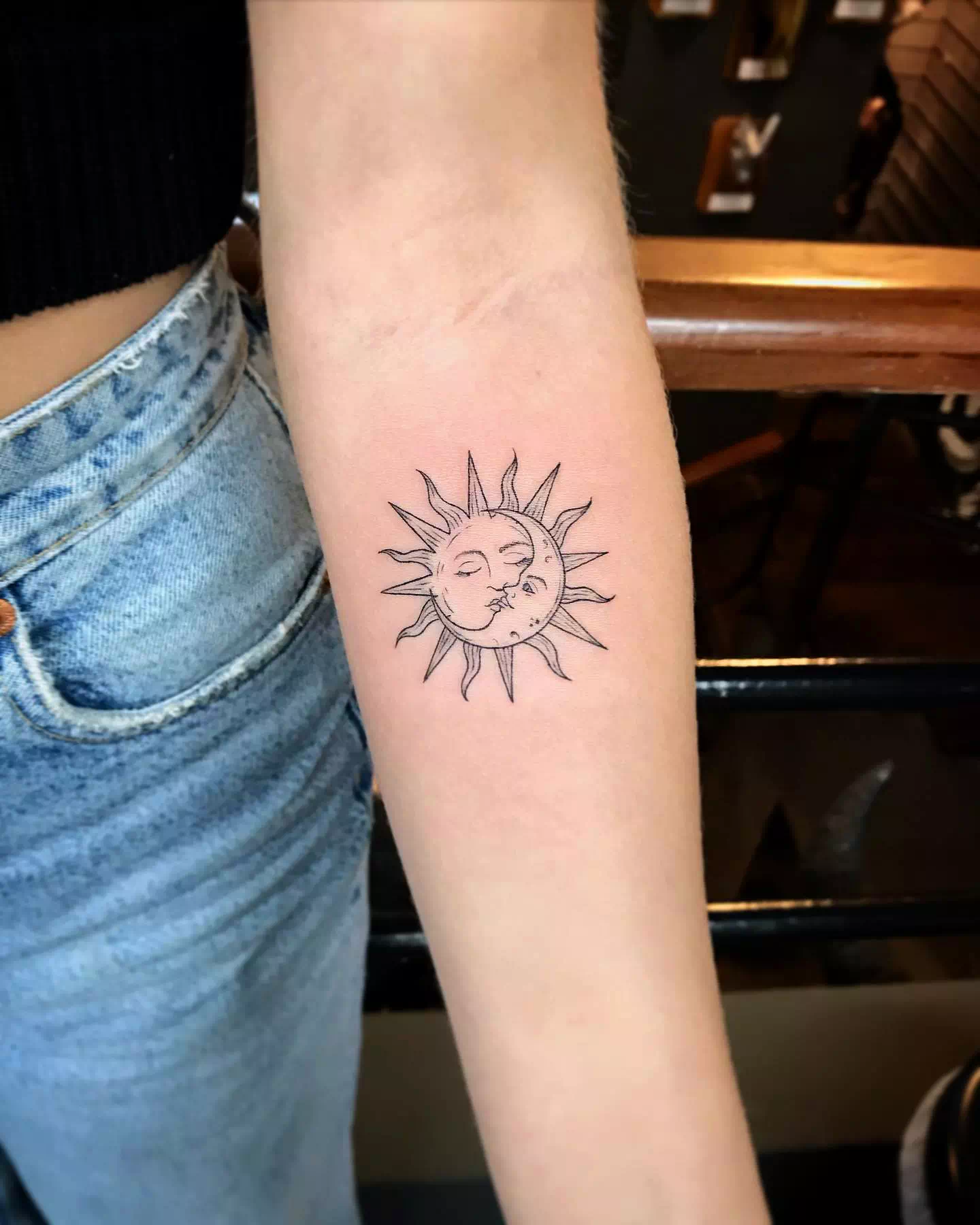 El diseño del tatuaje del sol y la luna que se besan Los amantes 2