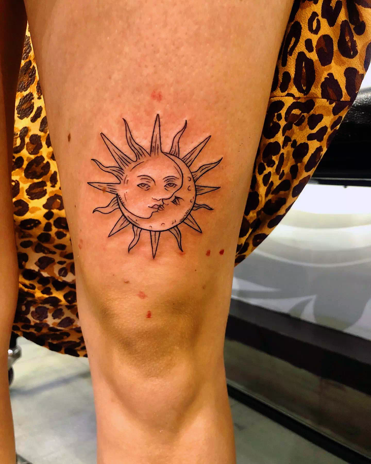El diseño del tatuaje del sol y la luna que se besan Los amantes 3