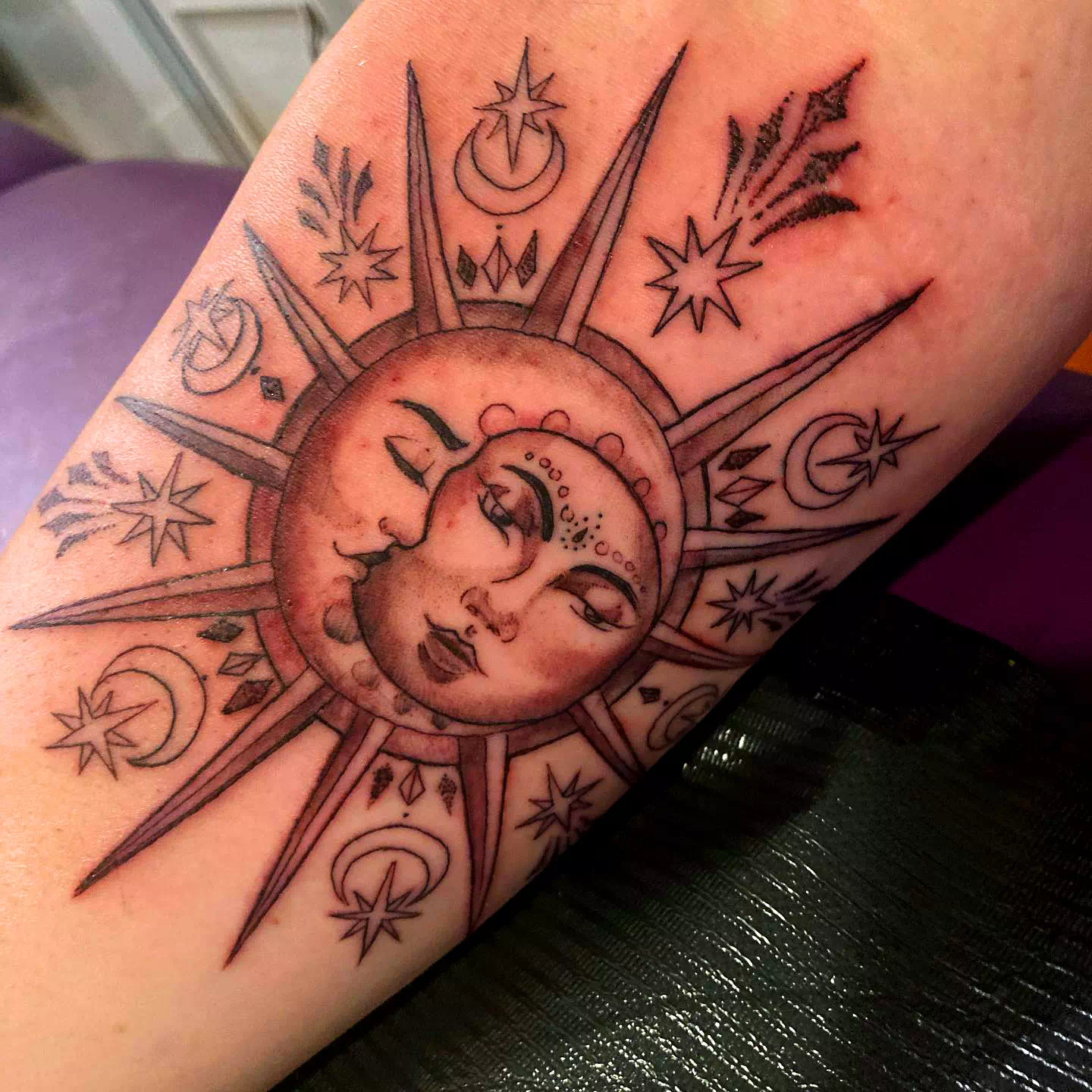 El diseño del tatuaje del sol y la luna que se besan Los amantes 4
