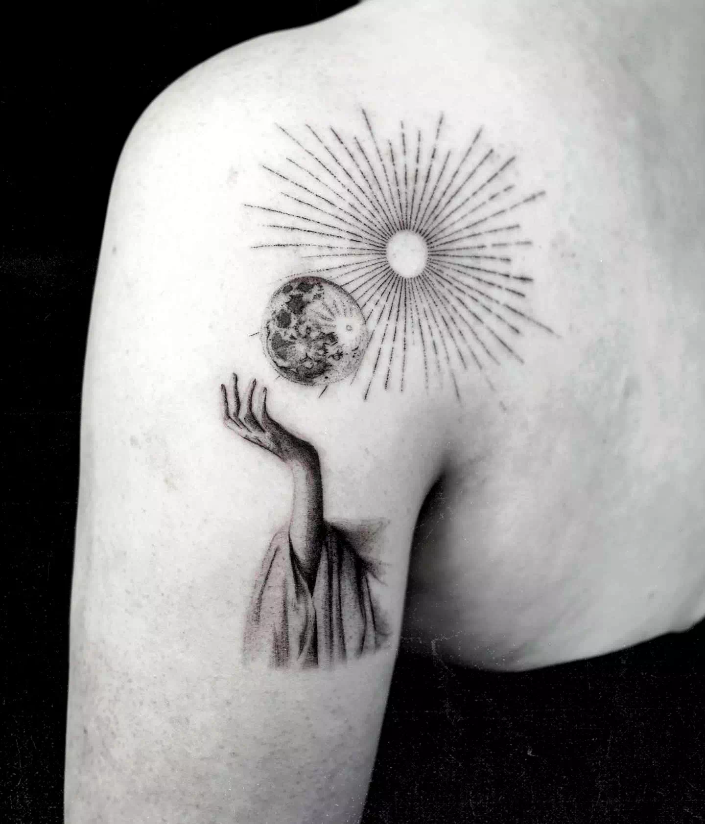 Die Sonne und der Mond gehalten von Händen Tattoo Design 4