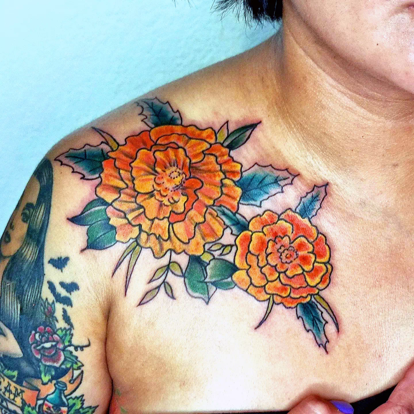 Tatuaje tradicional en el cuello 2