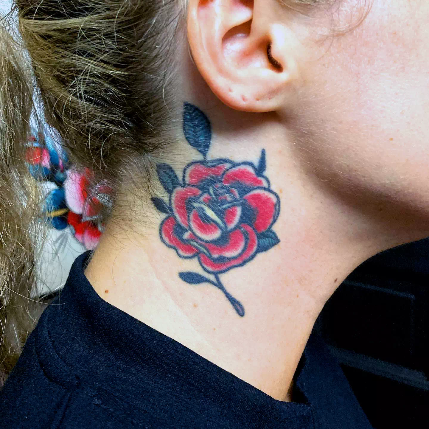Tatuaje tradicional en el cuello 4
