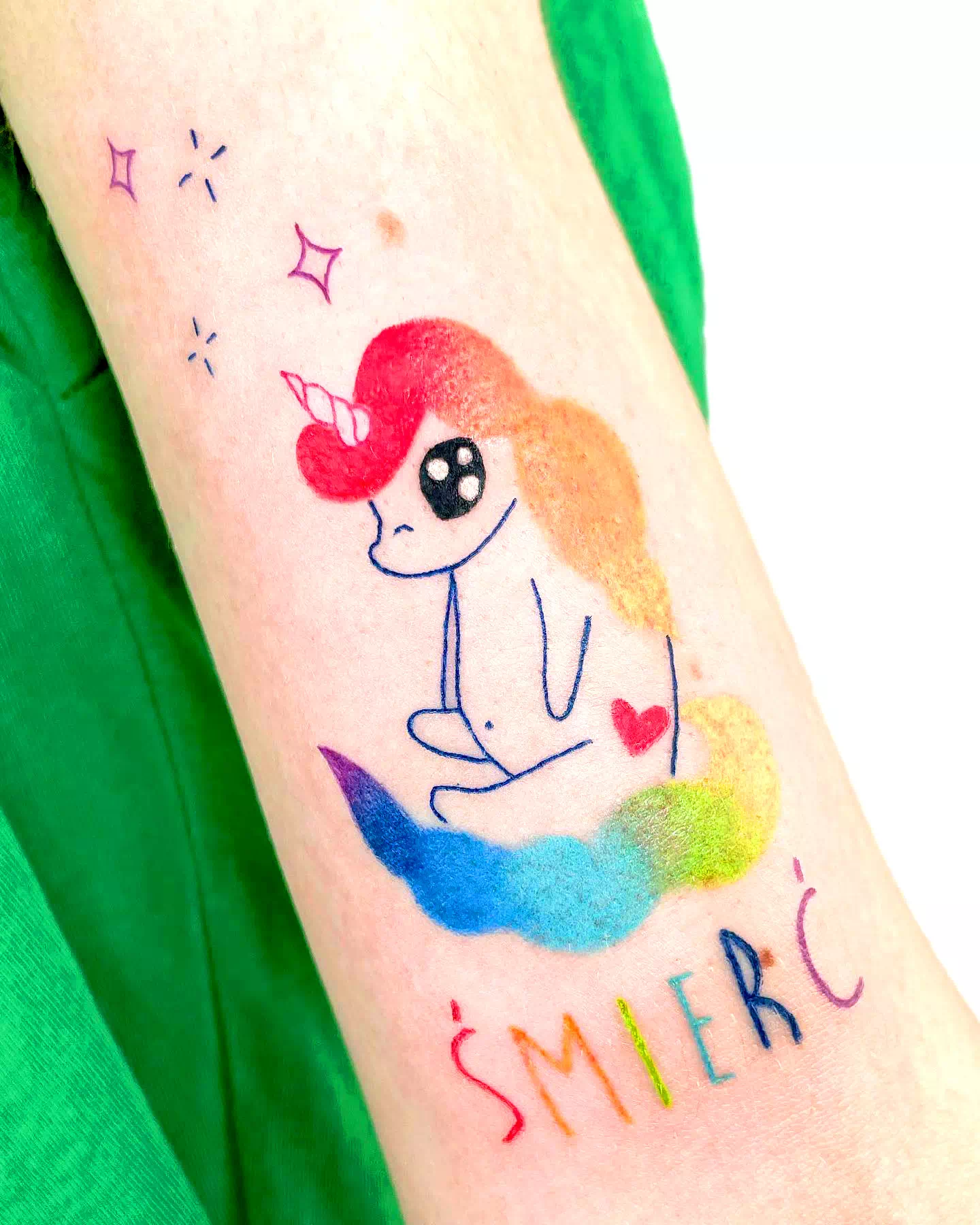 Tatuaje de unicornio arco iris