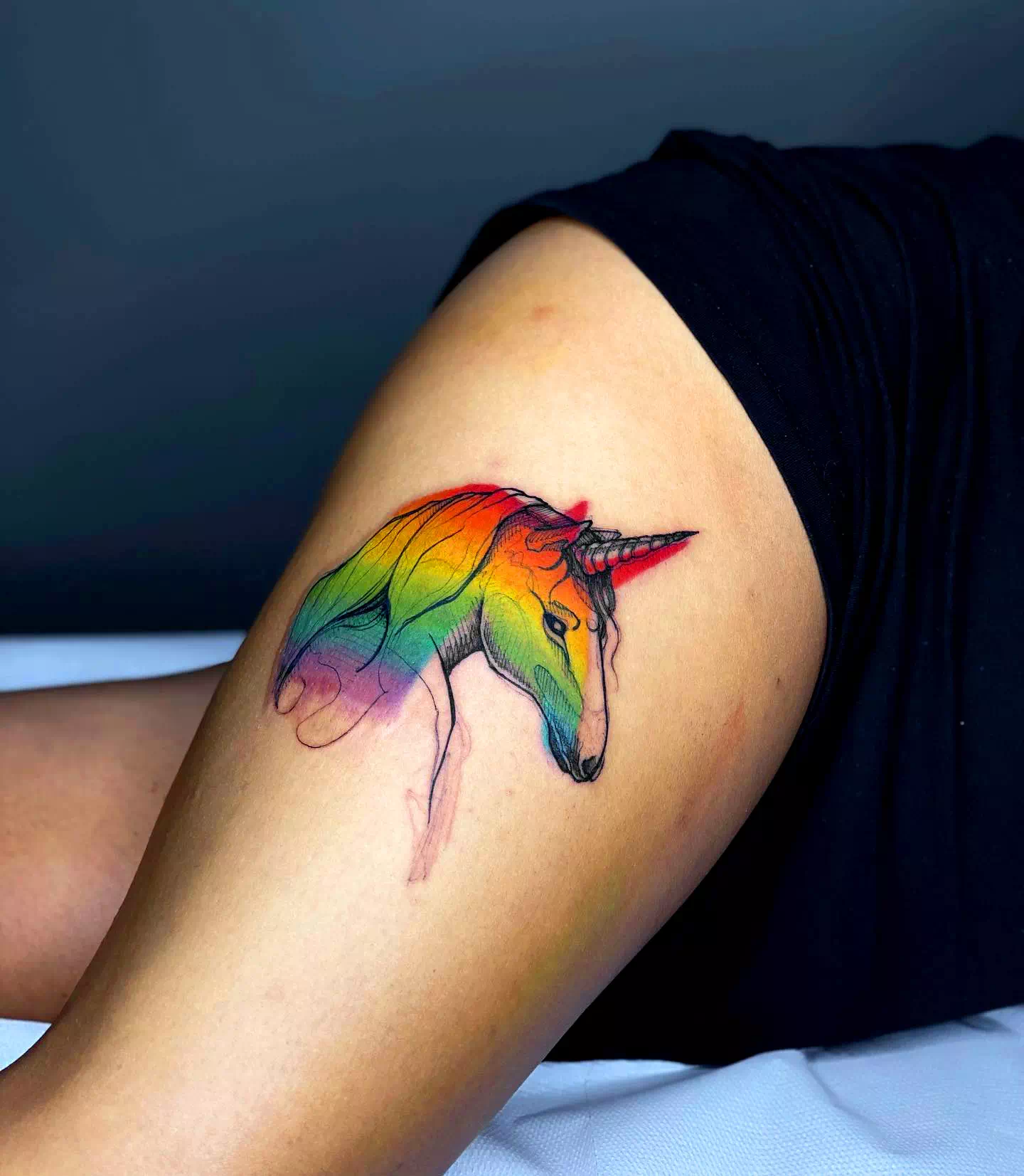 Tatuaje de unicornio en el muslo
