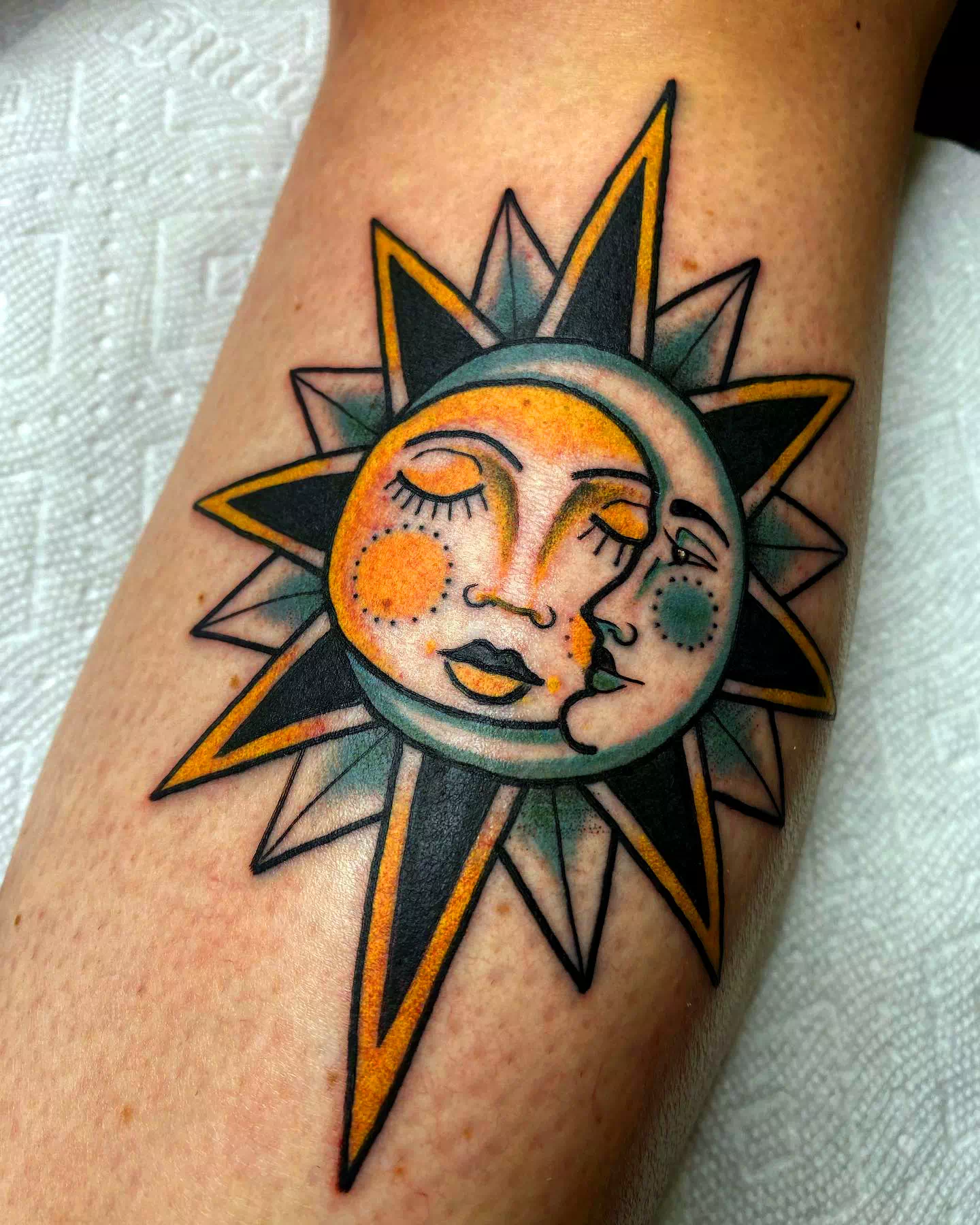Einzigartige Sonne und Mond Tattoo Designs 4