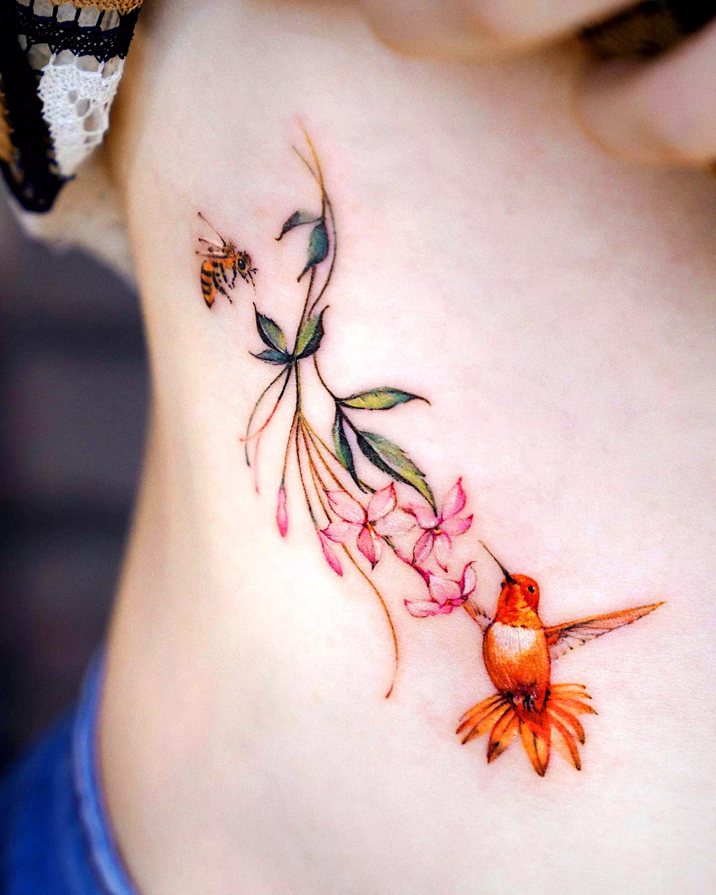 Tatuaje de flor de jazmín blanco en el costado