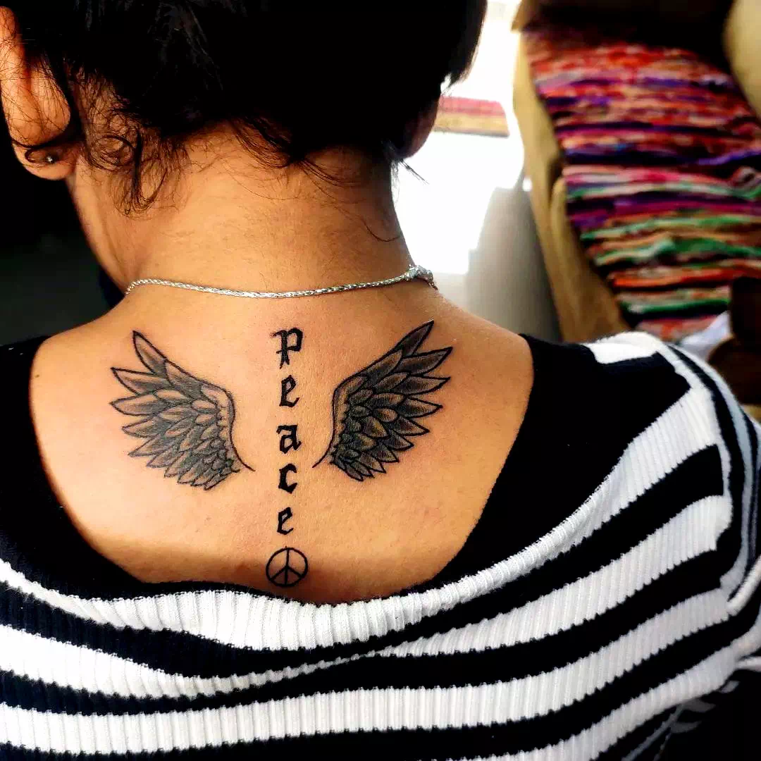 Tatuaje de alas en el cuello 5