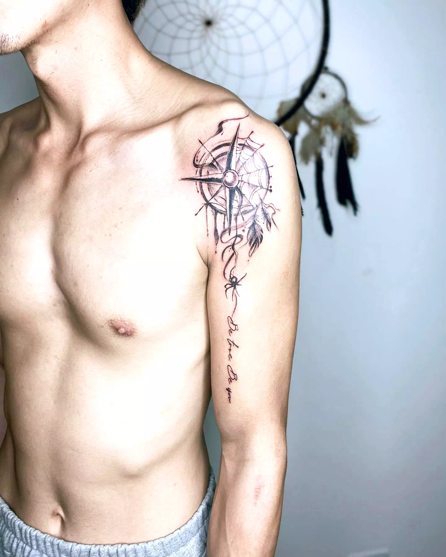 Tatuaje masculino de brújula en el pecho