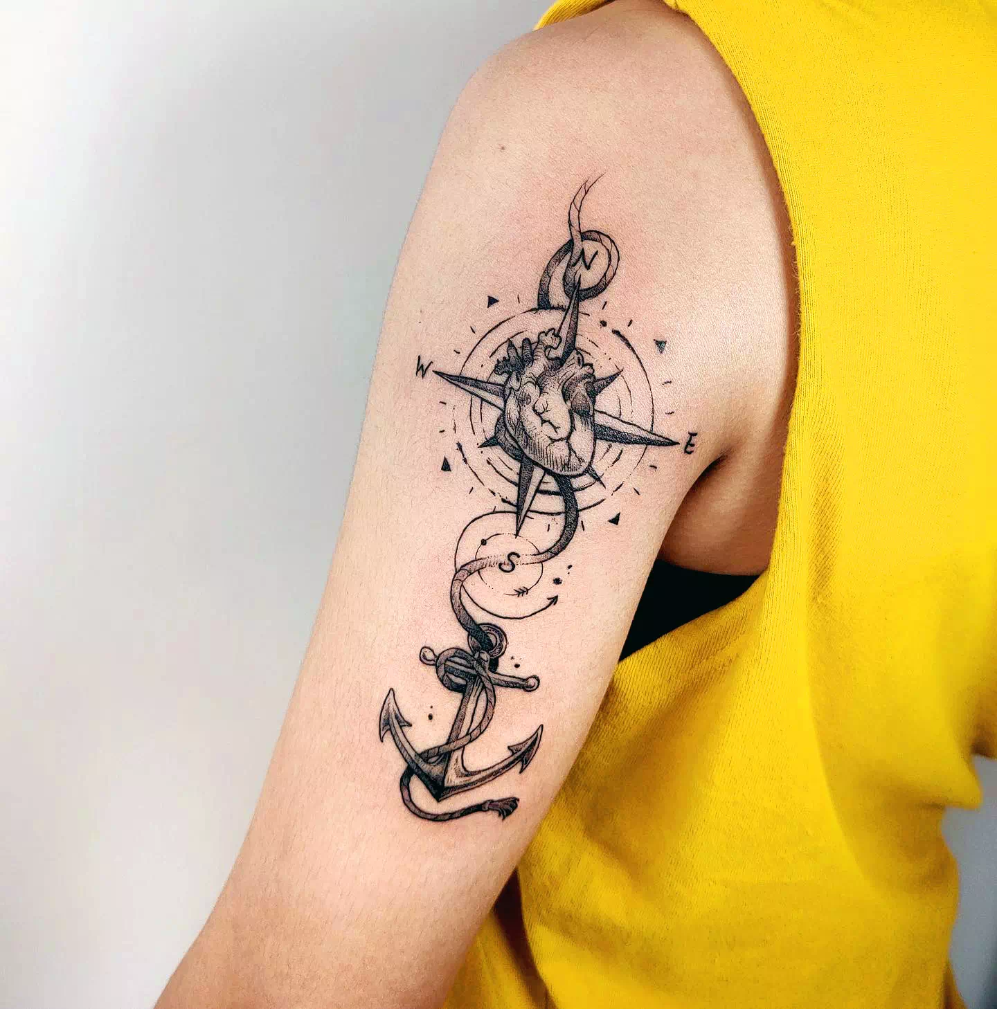 Kompass Anker Tattoo über Brust