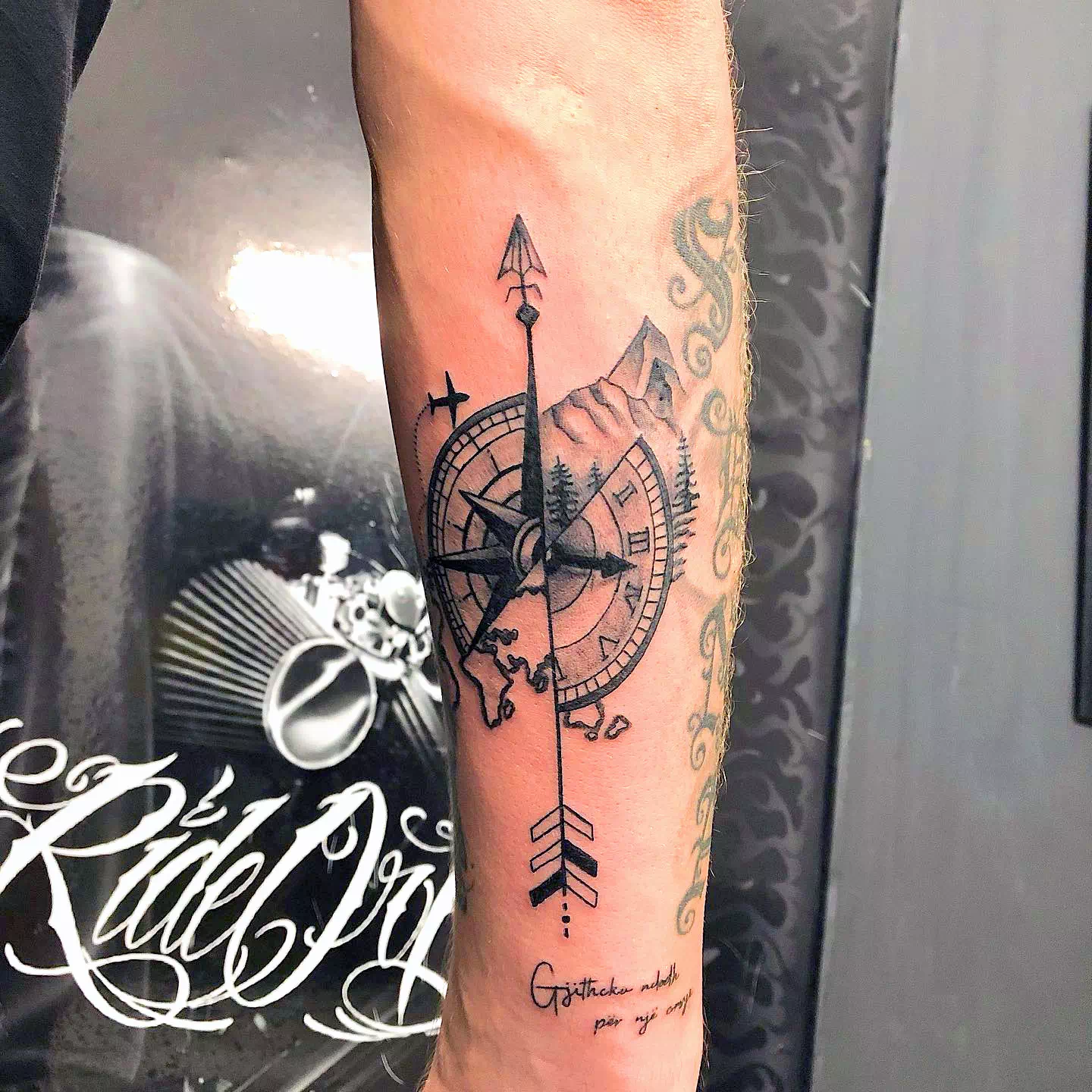 Tatuaje de flecha con brújula