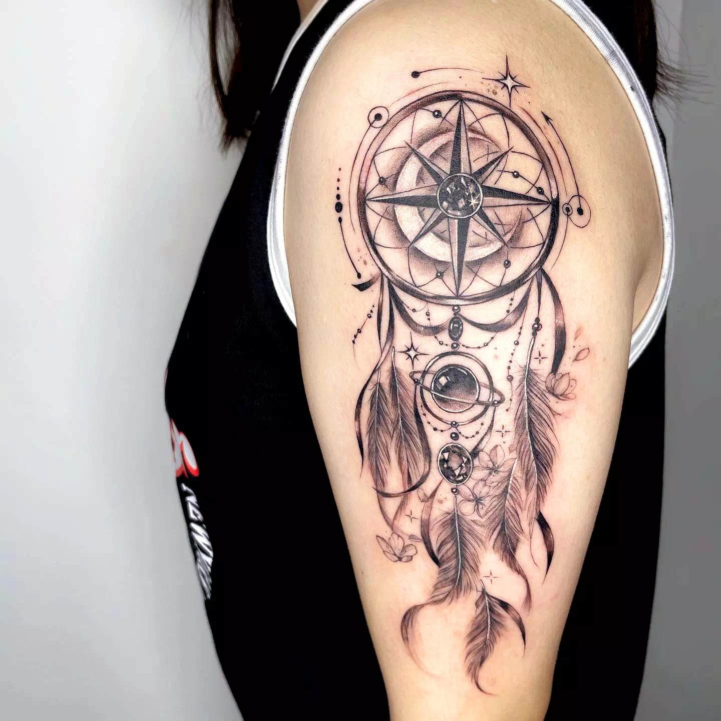Kompass Tattoo auf Hand Schulter