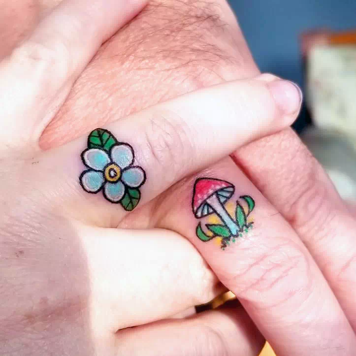 Tatuaje de alianza con motivos florales 1