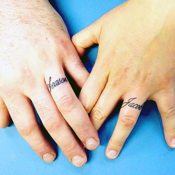 Tatuaje de alianza con nombre completo 1