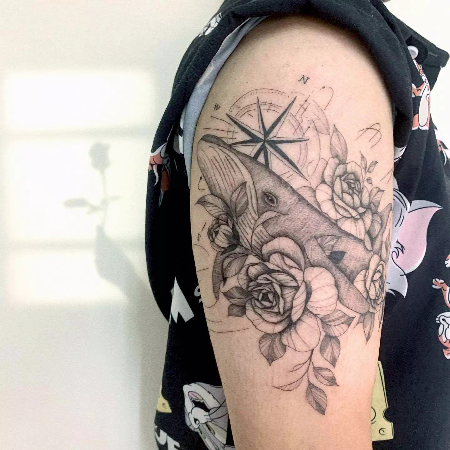 Diseño de tatuaje de brújula gigante en el hombro