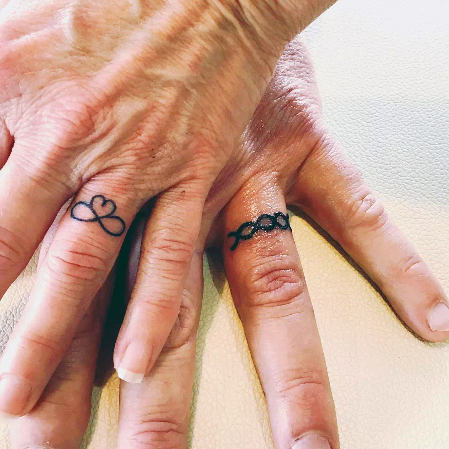 Tatuaje tradicional de alianza infinita 1