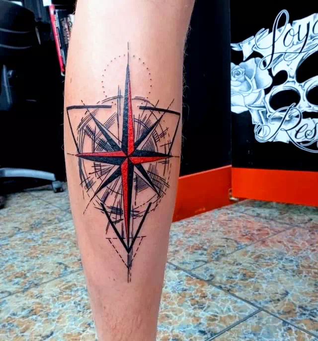 Tatuaje de brújula náutica en la pierna