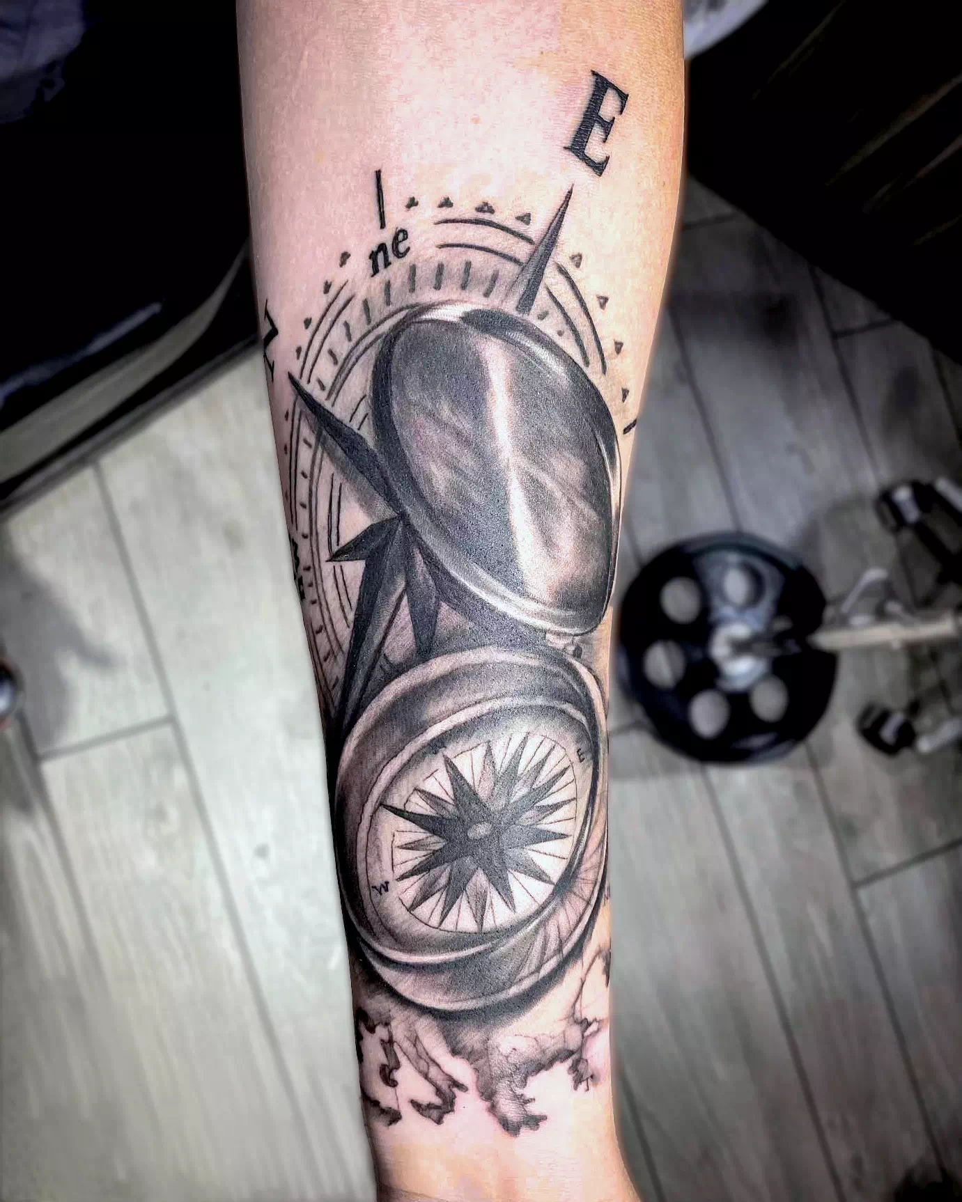 Nautischer Kompass Tattoo mit schwarzen Details
