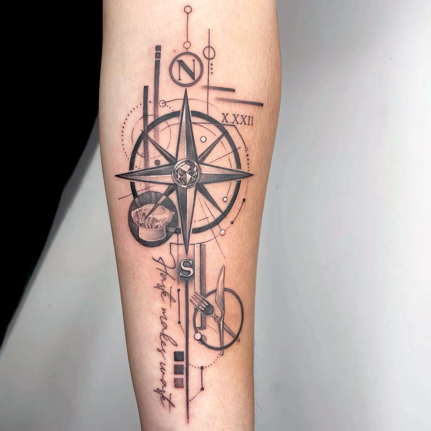 Idea de tatuaje de brújula nórdica en el brazo