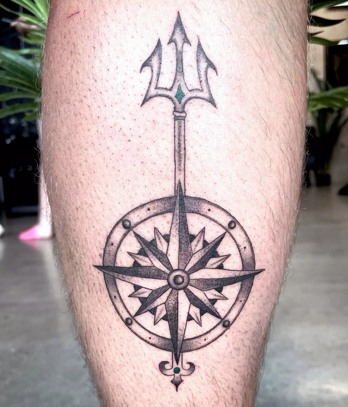 Tatuaje de brújula vikinga en la pierna